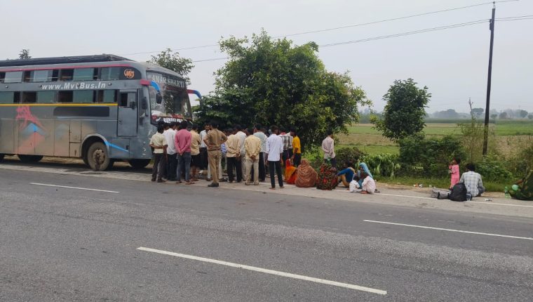 स्लीपर बस खराब होने से हाईवे पर फंसे यात्री, घंटों परेशान रहे महिलाएं और बच्चे