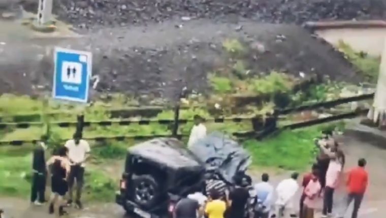 इंदौर में 50 फीट नीचे गिरी तेज रफ्तार थार, रेलिंग तोड़कर खाई में जा गिरी कार