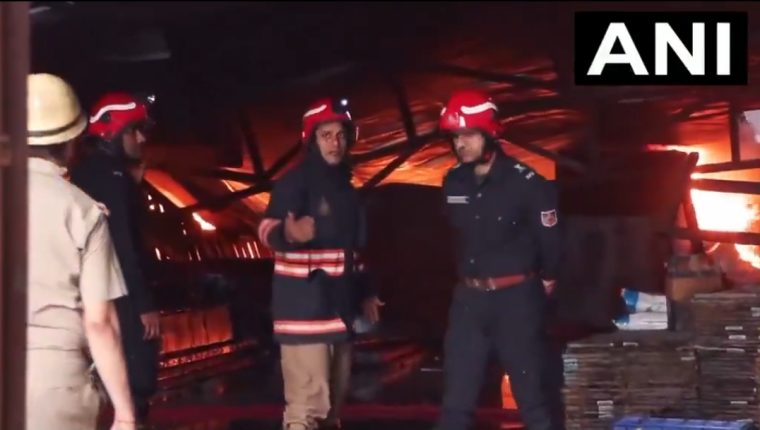 दिल्ली के धर्मशिला में अस्पताल के पास गोदाम में लगी आग, मौके पर पहुंचीं 13-14 दमकल गाड़ियां