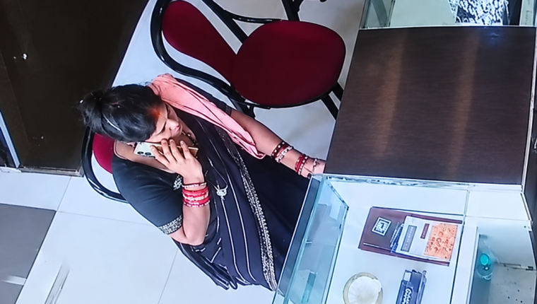 सोनभद्र में सर्राफा दुकान पर महिला ने उड़ाए जेवरात, CCTV में कैद हुई चोरी की वारदात
