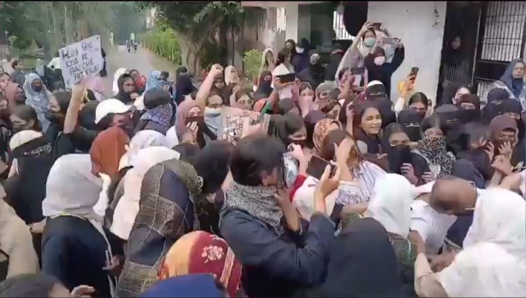 अलीगढ़ मुस्लिम यूनिवर्सिटी में छात्राओं का प्रदर्शन, थाली-चम्मच बजाकर जताया विरोध; खाने की गुणवत्ता पर उठे सवाल