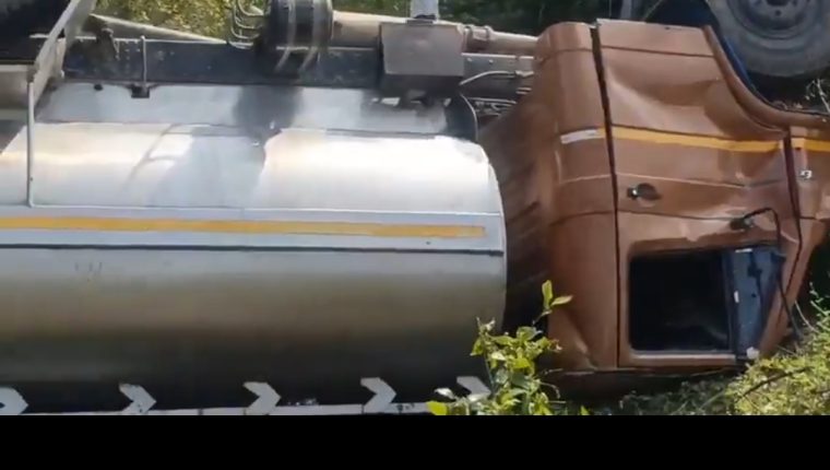 अलीगढ़ में गड्ढे में पलटा दूध का टैंकर, हजारों लीटर दूध बर्बाद
