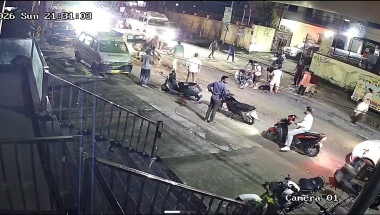 श्रीकोट में स्कूटी-बाइक की आमने-सामने टक्कर, 4 लोग घायल; CCTV में कैद हुआ हादसा