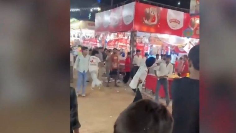 संभल: गणेश चतुर्थी मेले में युवकों के दो गुट भिड़े, बेल्ट से मारपीट का वीडियो वायरल