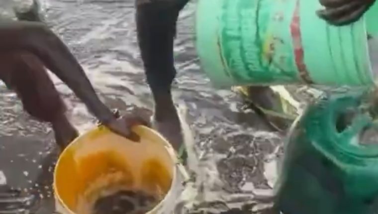 लागोस में पेट्रोल टैंकर पलटा, ईंधन लेने के लिए जुटे लोग