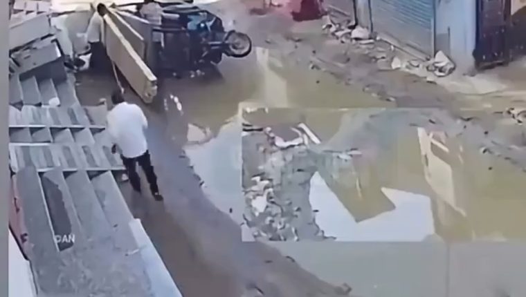 बिहार में जलभराव के बीच पलटा ओवरलोडेड ई-रिक्शा, नीचे दबा मासूम बच्चा