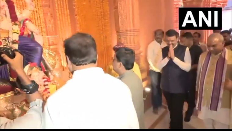 मुंबई: गणपति पंडाल पहुंचे नितिन नबीन और देवेंद्र फडणवीस, बप्पा के किए दर्शन