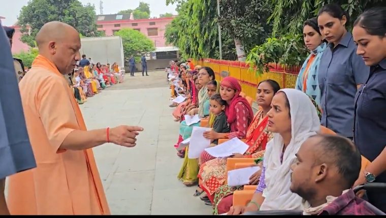 जनता दर्शन में मुख्यमंत्री योगी आदित्यनाथ ने सुनीं जनसमस्याएं, अधिकारियों को त्वरित समाधान के निर्देश