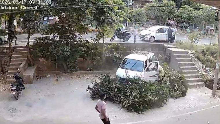 गाजियाबाद में अनियंत्रित हुई स्कूली वैन, पेड़ तोड़ते हुए सर्विस रोड पर गिरी; सभी बच्चे सुरक्षित