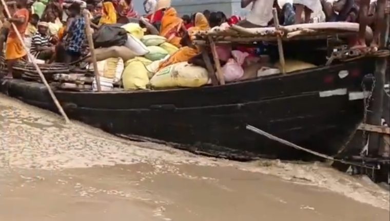 बिहार में गंगा पर यात्रियों और बाइक्स से भरी नाव का वीडियो वायरल, सुरक्षा को लेकर उठे सवाल