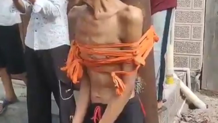 पीलीभीत में मोबाइल चोरी के शक में अधेड़ को खंभे से बांधकर पीटा, वीडियो वायरल होने के बाद पुलिस ने छुड़ाया