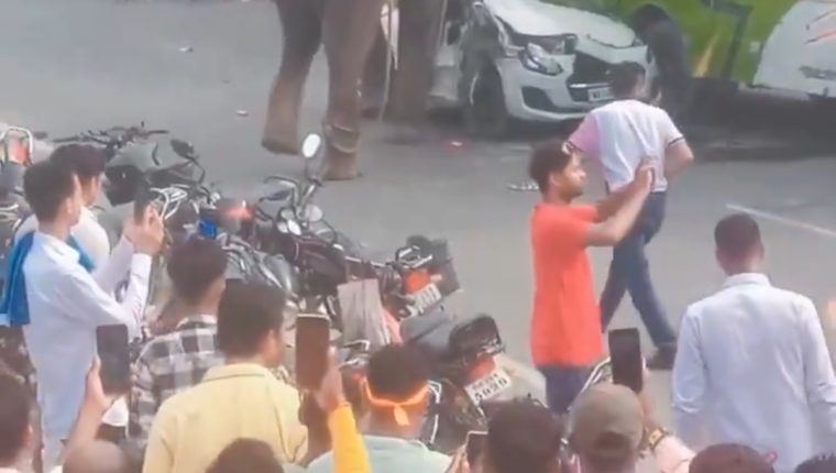 गजराज के गुस्से का कहर, गाड़ी का कर दिया बुरा हाल; अंदर कोई था या नहीं, यह साफ नहीं