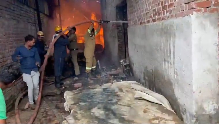 गाजियाबाद में घास बनाने वाली कंपनी में लगी आग, दमकल की 3 गाड़ियों ने पाया काबू