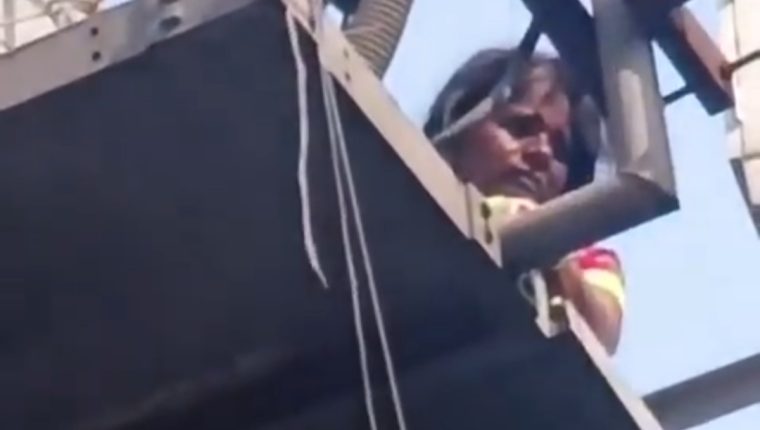 लखनऊ में CM आवास के पास टावर पर चढ़ी आगरा की महिला, जमीन विवाद को लेकर जताई नाराजगी