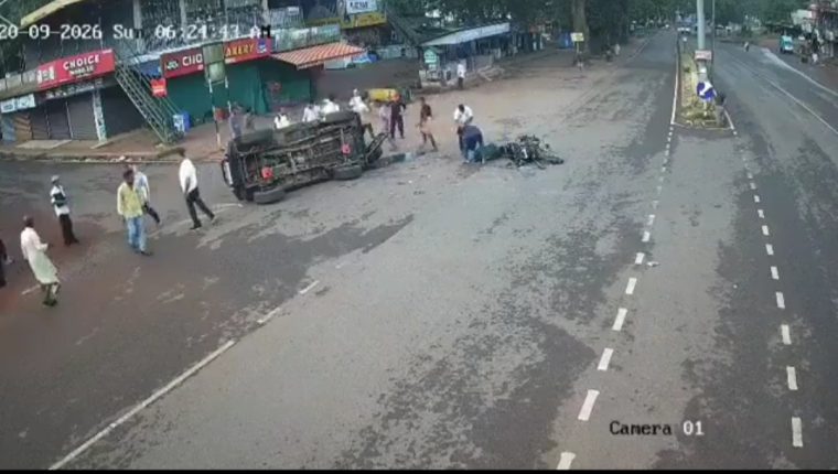 केरल के कासरगोड में बाइक और जीप की जोरदार टक्कर, हवा में उछला बाइक सवार; CCTV में कैद हुआ हादसा