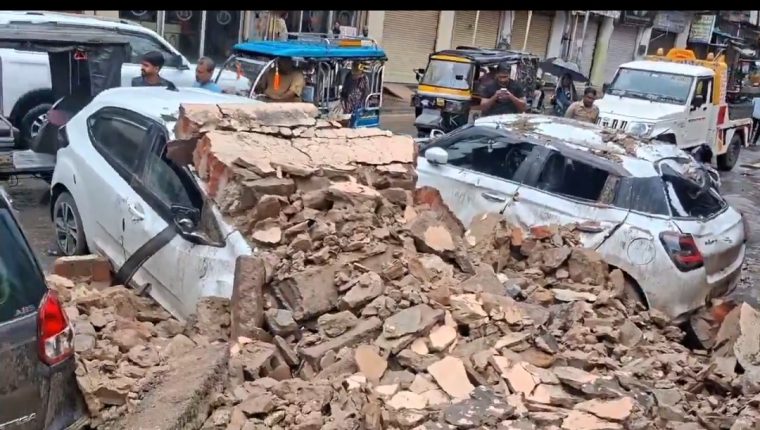 अजमेर में तेज बारिश के बीच स्कूल की दीवार गिरी, कई गाड़ियां क्षतिग्रस्त