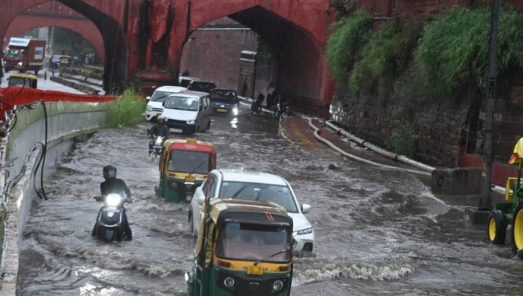 दिल्ली में भारी बारिश का कहर, रेड अलर्ट जारी; जन्माष्टमी के जश्न में बारिश बनी आफत