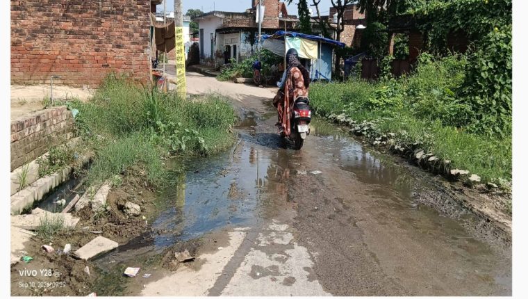 चांदनपुर में सफाई व्यवस्था धड़ाम, सड़कों पर बह रहा गंदा पानी