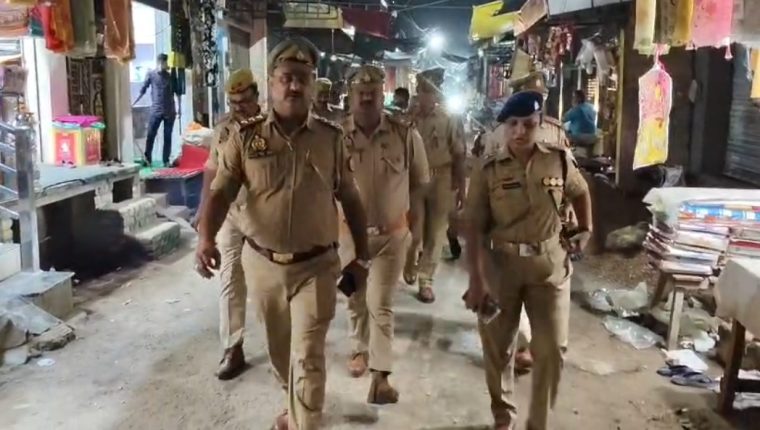 इकदिल बाजार में एसपी सिटी बबिता सिंह ने किया पैदल गश्त, व्यापारियों से लिया सुरक्षा व्यवस्था का जायजा