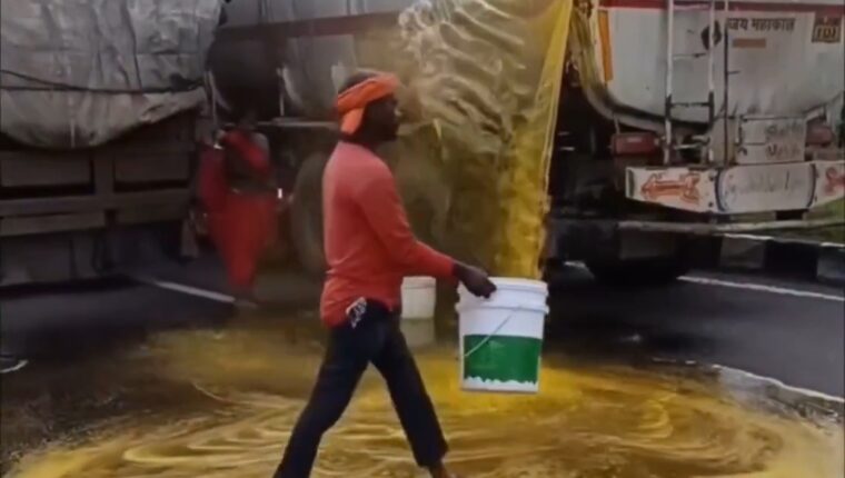 कानपुर में ट्रक की मामूली टक्कर के बाद सड़क पर बहा सरसों का तेल, बाल्टी-बर्तन लेकर पहुंचे लोग
