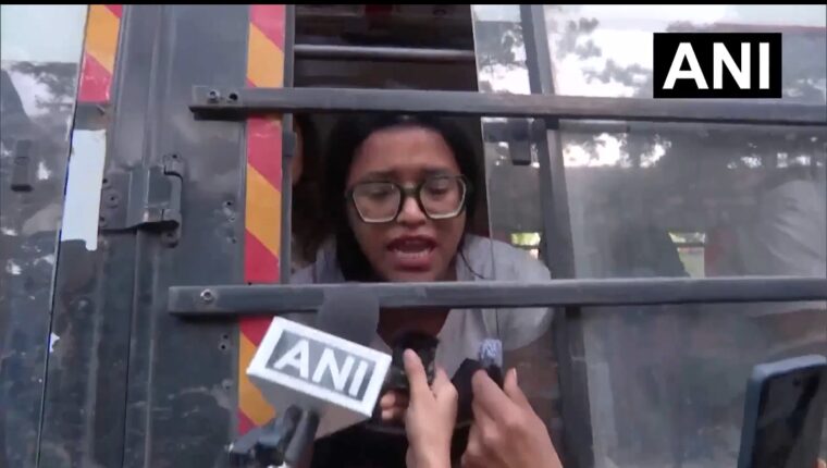 दिल्ली में प्रदर्शनकारी ने पुलिस पर लगाया बदसलूकी का आरोप, शिकायत की स्थिति जानने पहुंचा था थाने