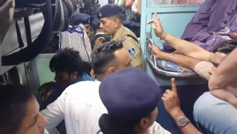 महाराष्ट्र से जंतर-मंतर जा रहे 16 लोग इटारसी में हिरासत में, ट्रेन से उतारकर पुलिस ने की कार्रवाई