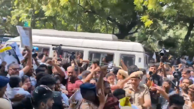 2 अक्टूबर को दिल्ली में बड़ा सियासी ड्रामा: जंतर-मंतर जा रहे प्रदर्शनकारियों को पुलिस ने लिया हिरासत में