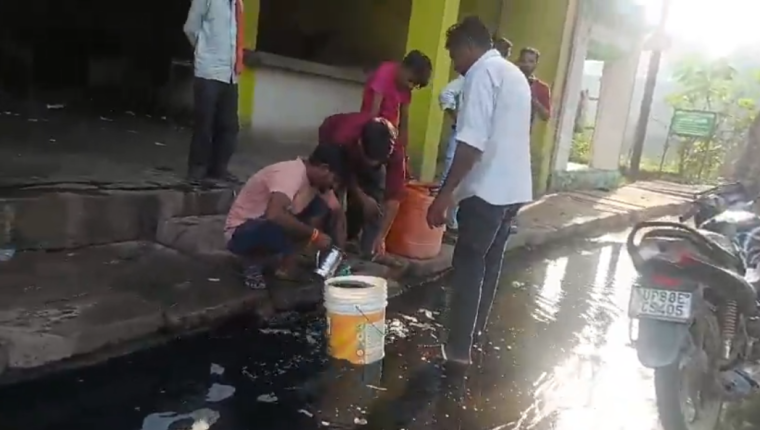 आगरा में पेट्रोल-डीजल से भरा टैंकर दुर्घटनाग्रस्त, सड़क पर फैला हजारों लीटर ईंधन